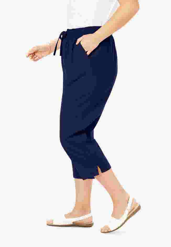 Women's Plus-Size Seersucker Pull-On Elastic-Waist Capri Pants image number 2